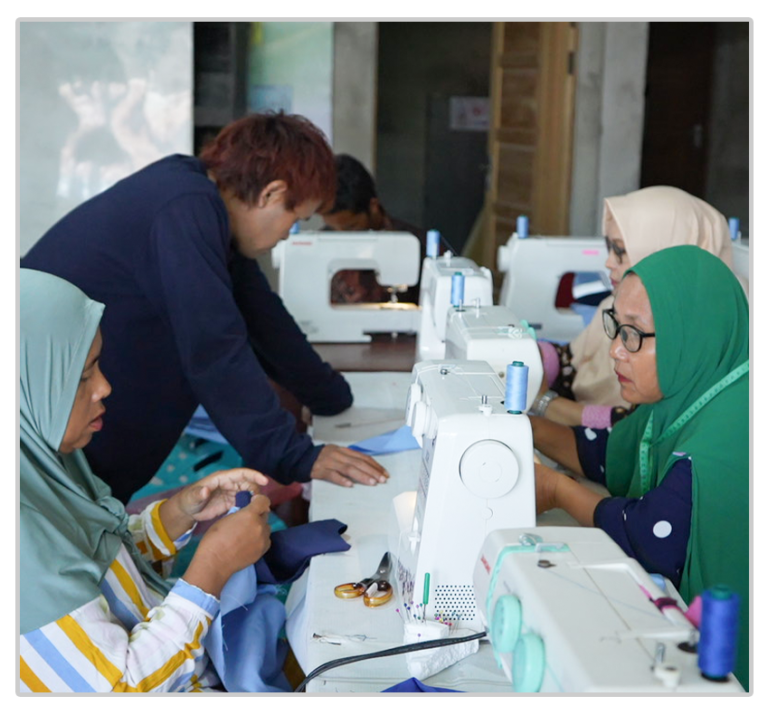 Pelatihan Kejuruan Menjahit Pakaian dengan Mesin Kerjasama antara PT Borneo Alumina Indonesia dengan UPTD – LLK UKM Kabupaten Mempawah
