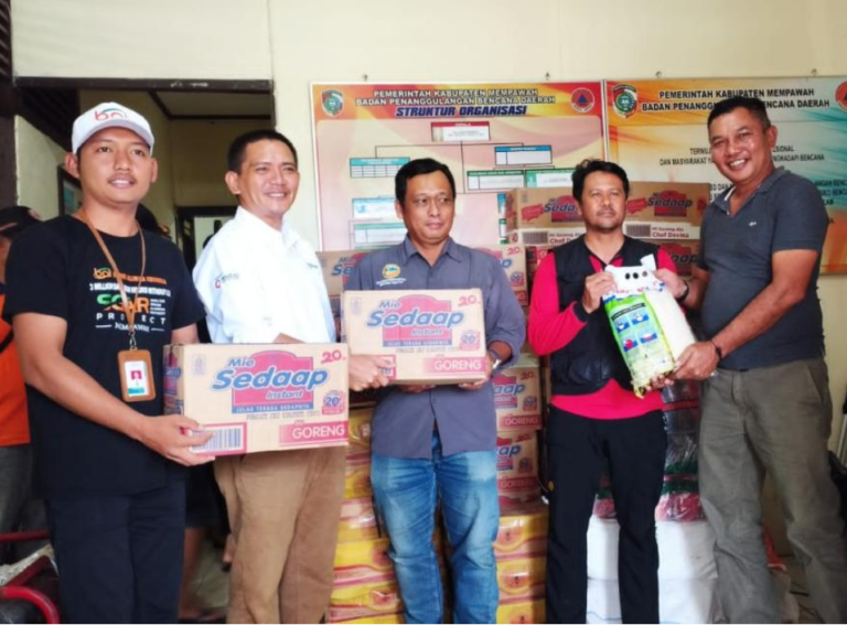 PT BAI dan PT Sinergi, Anggota Grup MIND ID, Salurkan Bantuan Sembako untuk Korban Banjir di Kabupaten Mempawah